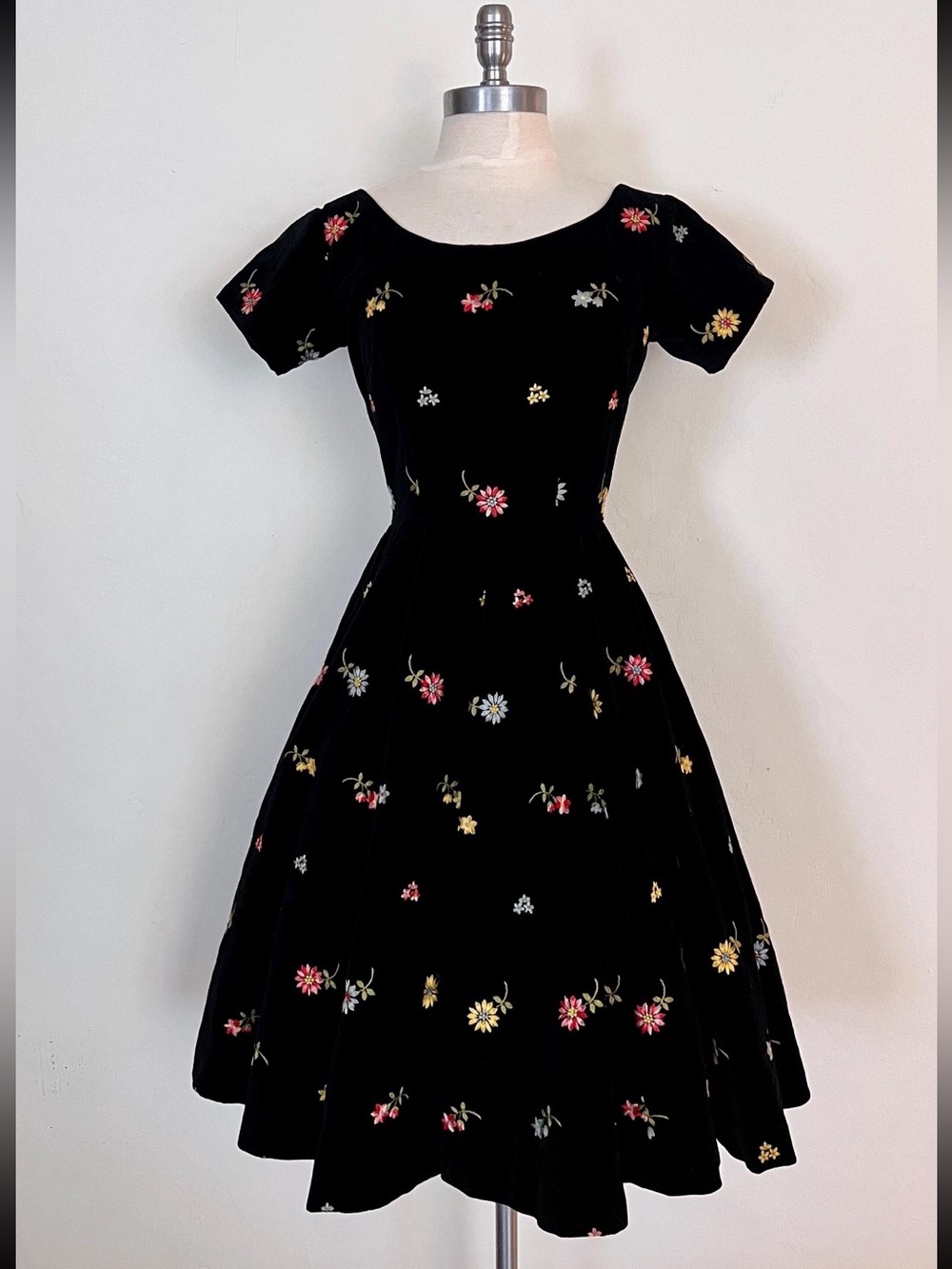 Vintage 1950s Anne Fogarty Embroidered Black Velvet  Fit & Flare Midi Dress S 4 - Picture 3 of 11